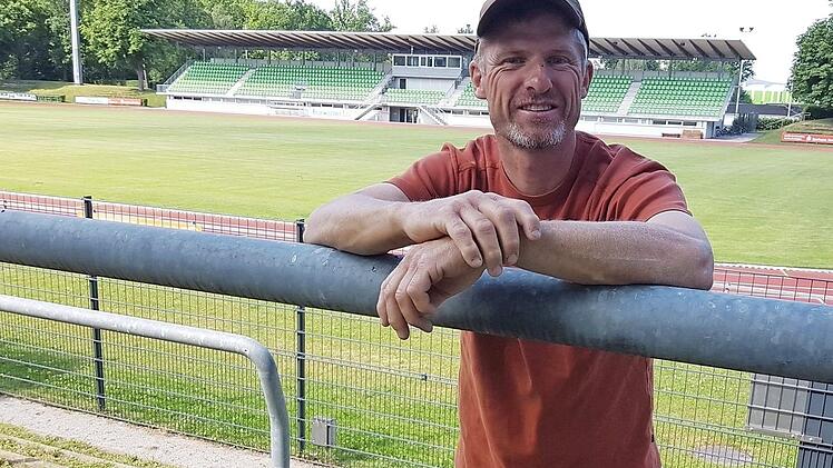 Der Stegauracher Christian Zirkel (46) ist kein wahrer Fußball-Anhänger, eher leidenschaftlicher Stadion-Fan. Foto: Martin Kreklau