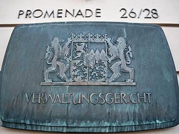 Er und seine Frau sollen über Jahre hinweg Geld einer Nürnberger  Schule veruntreut haben - nun muss sich der Rektor vor dem Verwaltungsgericht in Ansbach verantworten. Foto: Daniel Karmann/dpa