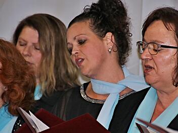 Voll bei der Sache, die Sängerinnen des Frauenchors der Liedertafel Rentweinsdorf. Foto: Helmut Will