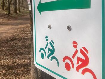 Mancher Jäger oder Waldbesitzer sieht nicht nur bei den Schildern des Rhöner Mountainbike-Konzepts rot. Kritik an der Informationspolitik seitens der Behörden wurde mehrfach laut. Foto: Archiv: Johannes Schlereth