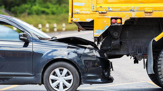 Crash sorgt für langen Stau im Bamberger Westen - Auto unter Lkw eingeklemmt