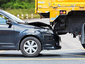 Crash sorgt für langen Stau im Bamberger Westen - Auto unter Lkw eingeklemmt