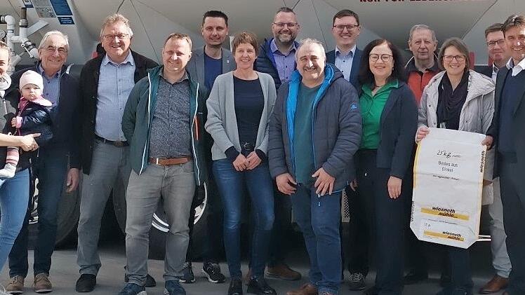 Die BBL-Delegation mit Julia und Heinrich Wiesneth (1 u. 2 v. l.) bei ihrem ersten Halt.