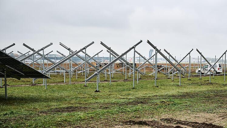 Solarkraftwerk auf der Nordseite des Flughafengeländes