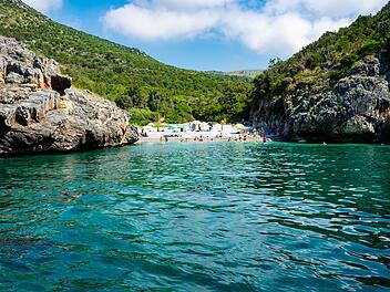 Italien, Kampanien, Cala Bianca - 11. August 2019 - Die sch&ouml;ne Cala Bianca im Cilento  Italy, Campania, Cala Bianca - 11 August 2019 - The beautiful Cala Bianca in Cilento
