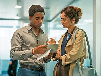 Das Caravaggio-Komplott (1/6) Anna Romano (Gaia Messerklinger) zeigt Kommissar Cavadini (Alberto Malanchino) die Fotos des gestohlenen Caravaggio.