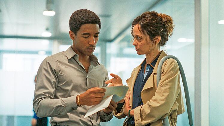 Anna Romano (Gaia Messerklinger) zeigt Kommissar Cavadini (Alberto Malanchino) die Fotos des gestohlenen Caravaggio.