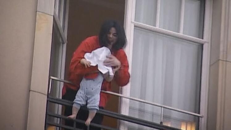 Michael Jackson mit seinem damals neun Monate alten Sohn Prince Michael II. an einem Fenster des Berliner Adlon-Hotels: Es sind Bilder, die auch &uuml;ber 20 Jahre sp&auml;ter noch fassungslos machen.