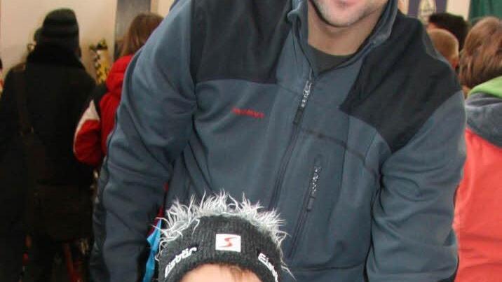Auch Marco Roth verpasst seinem Sohn Luca  (4) die ersten   Ski.