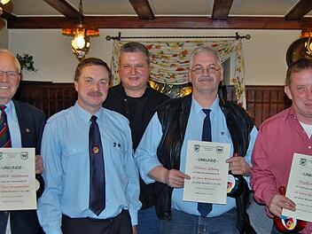 Eine Urkunde für ihre 20-jährige Mitgliedschaft überreichte Vorstandsmitglied Georg Wedler (Zweiter von links) an (von links) Ulrich Feldmann, Thomas Greubel (hinten), Michael Gehring und Martin Metz. Nicht im Bild sind Klaus Greubel (20 Jahre) und Christian Renninger (Ehrennadel für 10 Jahre). Foto: Sigismund von Dobschütz