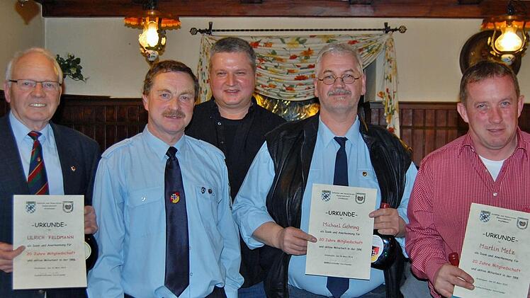 Eine Urkunde für ihre 20-jährige Mitgliedschaft überreichte Vorstandsmitglied Georg Wedler (Zweiter von links) an (von links) Ulrich Feldmann, Thomas Greubel (hinten), Michael Gehring und Martin Metz. Nicht im Bild sind Klaus Greubel (20 Jahre) und Christian Renninger (Ehrennadel für 10 Jahre). Foto: Sigismund von Dobschütz