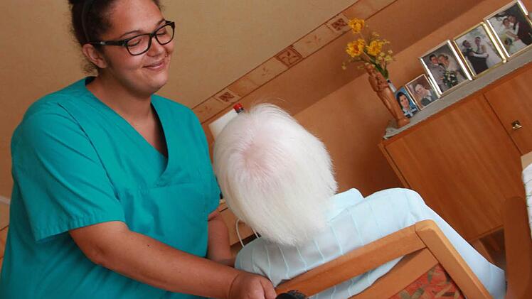 Zeitzeugengeschichten hört Lisa Schmidt ständig in ihrem Alltag. Die 27-jährige Altenpflegerin genießt es, wenn sich die Menschen ihr anvertrauen und sich öffnen. "Für diesen Beruf muss man gemacht sein", sagt sie. Foto: Carmen Schmitt