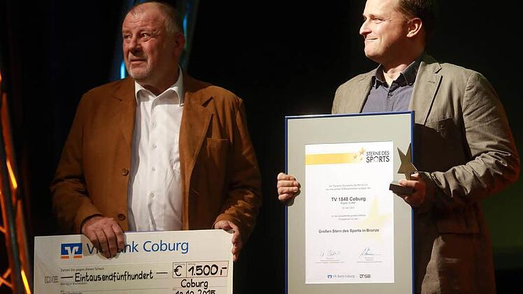 Gerhard Fleißner (Vorsitzender TV 1848; links) und Casi-Lehrer Christoph Dittrich nahmen den ersten Preis entgegen. Foto: Timo Geldner