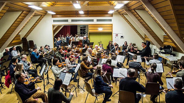 Impressionen von der Probenarbeit mit dem Orchester der "Gesellschaft der Musikfreunde Neustadt" unter Leitung von Hans Stähli. Fotos: Jochen Berger