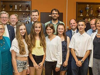Von Jung bis Alt - die gesamte Bandbreite des TSV auf einem Bild mit den drei neuen Ehrenmitgliedern Josef Schmidtlein, Anna Maier und Erich Zimmermann sowie den geehrten Gregor Forster (Gründungsmitglied) und Johann Bürger (60 Jahre) Foto: Petra Malbrich