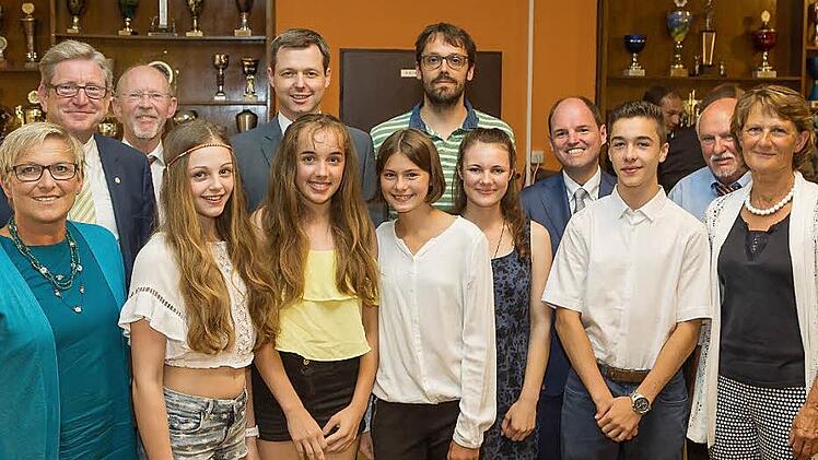 Von Jung bis Alt - die gesamte Bandbreite des TSV auf einem Bild mit den drei neuen Ehrenmitgliedern Josef Schmidtlein, Anna Maier und Erich Zimmermann sowie den geehrten Gregor Forster (Gründungsmitglied) und Johann Bürger (60 Jahre) Foto: Petra Malbrich