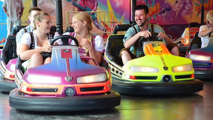 Autoscooter ist und bleibt der Klassiker - egal ob, mit der besten Freundin, dem Partner oder den Kindern. Zusammenst&ouml;&szlig;e sind nicht nur sehr wahrscheinlich, sondern erw&uuml;nscht. Foto: Sandra Hackenberg
