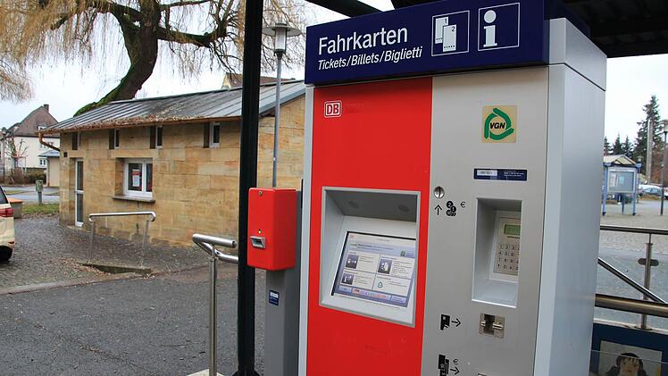 Karten gibt es momentan nur am Automaten, der Kiosk im Hintergrund steht leer. Foto: Tobias Kindermann