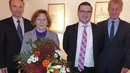 Die Raiffeisenbank Oberland verabschiedete in einer Feierstunde die Leiterin der Kreditabteilung, Renate Röder, in den Ruhestand und stellte ihren Nachfolger Patrick Walther vor. Von links: Vorstandsvorsitzender Ralph Goller, Renate Röder, Patrick Walther und Vorstandsmitglied Peter Girndt.  Foto: Klaus-Peter Wulf