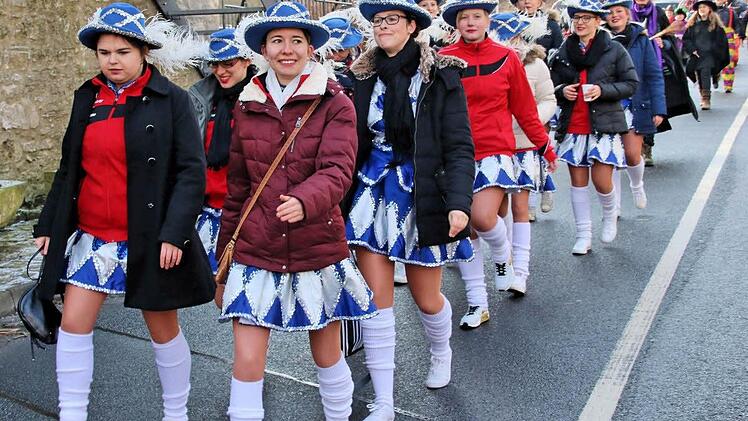 Bei Sonnenschein tanzen, schunkeln und singen kleine und große Narren beim "Faschingsfez" auf dem Anger. Nicht nur die Organisatoren freut's. Foto: Dieter Britz