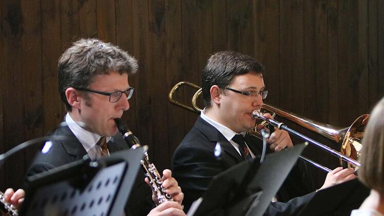 Der Musizierkreis Neustadt unter Leitung von Norbert Luche gestaltete seine Kaffeehausmusik in Meilschnitz. Foto: Jochen Berger
