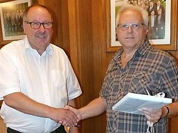 Der Kupferberger Stadtrat Harald Michel (rechts) hat aus gesundheitlichen Gründen sein Stadtratsmandat niedergelegt. Bürgermeister Alfred Kolenda verabschiedete ihn offiziell aus dem Ratsgremium.  Foto: Wulf