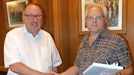 Der Kupferberger Stadtrat Harald Michel (rechts) hat aus gesundheitlichen Gründen sein Stadtratsmandat niedergelegt. Bürgermeister Alfred Kolenda verabschiedete ihn offiziell aus dem Ratsgremium.  Foto: Wulf