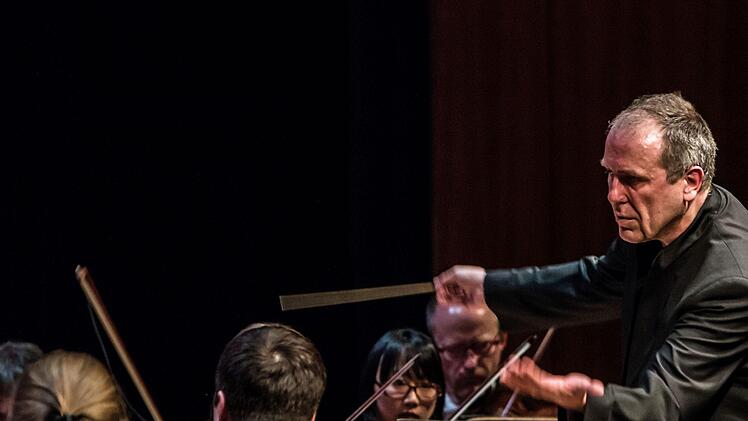 Bei der Beethoven-Gala im Coburger Kongresshaus begeisterte Alexander Lonquich gleich doppelt - als Pianist und als Dirigent des Philharmonischen Orchesters.Foto: Jochen Berger