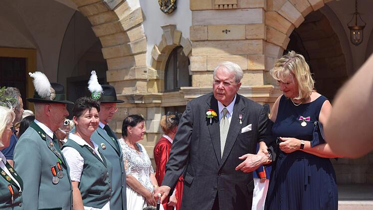 Der stolze Brautvater: Unser Bild zeigt Andreas Prinz von Sachsen-Coburg und Gotha am Donnerstag nach der Trauung seiner Tochter Stephanie auf Schloss Friedenstein in Gotha.Daniela Pondelicek