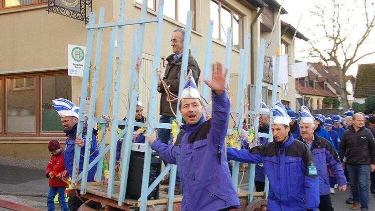 Wenn es nach der Burgläurer Burgelf geht, ist der "untätige Bürgermeister Kurt Back" an allem Übel dieser Welt schuld. Manfred Mellenthin