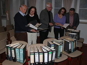 Bei der Übergabe der Aktenordner blättern (von links) Bernhard Hübner, Rosemarie Herr, Norbert Moschall, Adelheid Waschka und Heinz Pfuhlmann in den Archivalien.Matthias Einwag