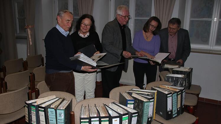 Bei der Übergabe der Aktenordner blättern (von links) Bernhard Hübner, Rosemarie Herr, Norbert Moschall, Adelheid Waschka und Heinz Pfuhlmann in den Archivalien.Matthias Einwag