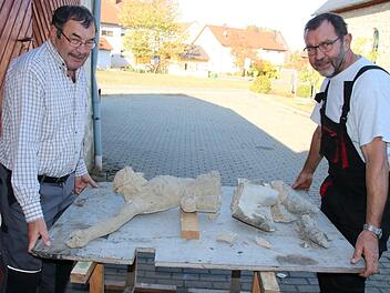 Nikolaus (links) und Konrad Gehringer im Herbst 2018 mit den Trümmern des Feldkreuzes.Matthias Einwag