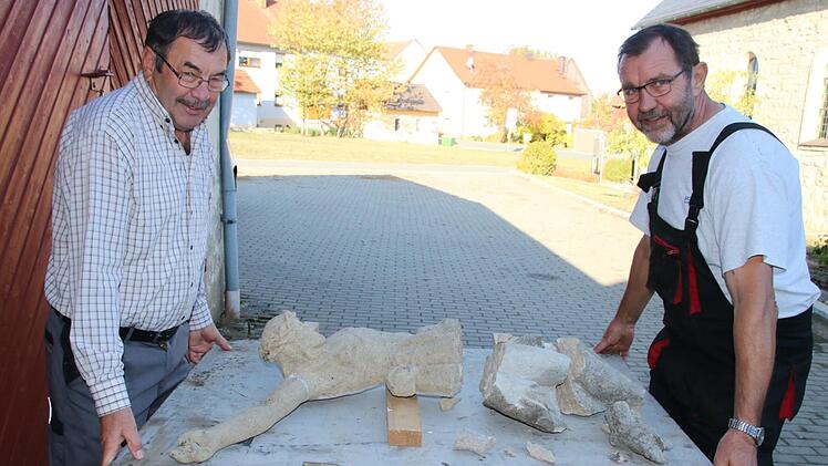Nikolaus (links) und Konrad Gehringer im Herbst 2018 mit den Trümmern des Feldkreuzes.Matthias Einwag
