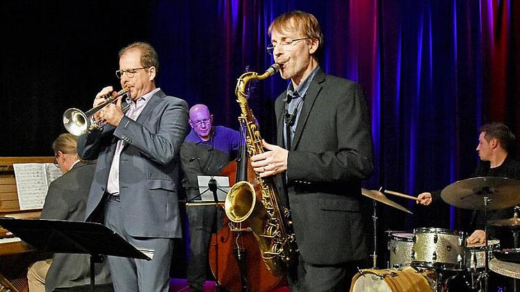 Die Geschichte des New Yorker Jazzlabels "Blue Note Records" präsentierten in der Reihe "Jazz mal anders" des Kulturamts Haßfurt Bernhard Pichl (Klavier), Sebastian Strempel (Trompete) Rudi Engel (Bass), Hubert Winter (Saxophon) und Florian Kettler (Schlagzeug).  Foto: Ulrike Langer