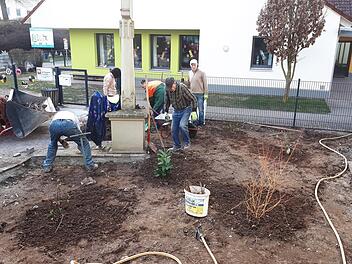 Unter anderem das Umfeld der Dorfkirche verdankt seine Optik den fleißigen Helfern des Obst- und Gartenbauvereins, die das Areal versiert bearbeiteten.  Foto: Dietmar Hack