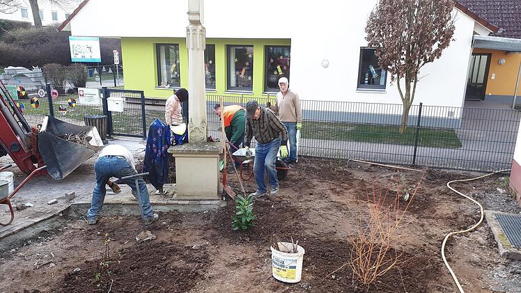 Unter anderem das Umfeld der Dorfkirche verdankt seine Optik den fleißigen Helfern des Obst- und Gartenbauvereins, die das Areal versiert bearbeiteten.  Foto: Dietmar Hack