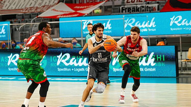 Der Bamberger Michele Vitali zieht am Ex-Ulmer Raymar Morgan (links) sowie an Metecan Birsen (rechts) vorbei zum Korb und erzielt zwei seiner 14 Punkte.  Foto: Daniel Löb