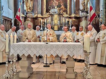 Hauptzelebrant der Heiligen Messe war H.H. Erzbischof em. Ludwig Schick (Mitte). Anlässlich des 75. Geburtstag von Pfarrer i. R. Thomas Thielscher (links hinter Dr. Schick) kamen viele Priester zur Konzelebration.