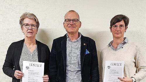 Andrea Wagner (links) und 2. Vorsitzende Silke Weschenfelder geh&ouml;ren seit 40 Jahren dem Akkordeon Orchester Neustadt an. In der Mitte Vorsitzender Hans Werner Pfitzer.