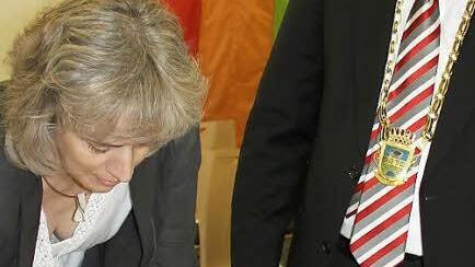 Wie alle anderen Geehrten trug sich Ruth Einwag (links) ins Gästebuch der Stadt ein.