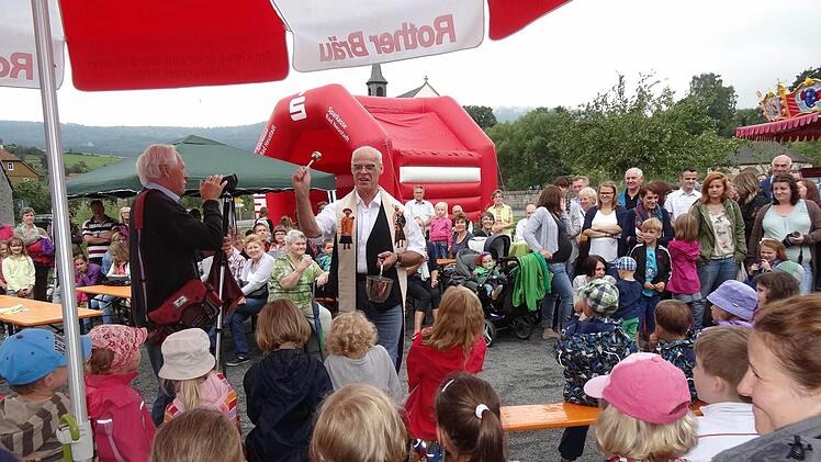 Die Freizeit- und Erlebnisfläche - kurz Wasserspielplatz - am Ortseingang von Bischofsheim wurde mit einem bunten Kinderfest der Öffentlichkeit übergeben.  Foto: Marion Eckert