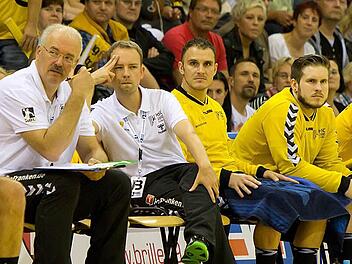 Was mag Jan Gorr in diesem Moment wohl durch den Kopf gegangen sein? Jedenfalls musste er am Samstagabend gemeinsam mit seinem Co-Trainer Anton Lakisa (links) mitansehen, wie dem VfL Bad Schwartau in der vorletzten Sekunde der Siegtreffer glückte. Sein Kapitän Ronny Göhl und der seit Wochen seiner Form hinterherlaufende Philipp Seitle (rechts) waren über den Spielverlauf ebenso enttäuscht. Fotos: Albert Höchstädter