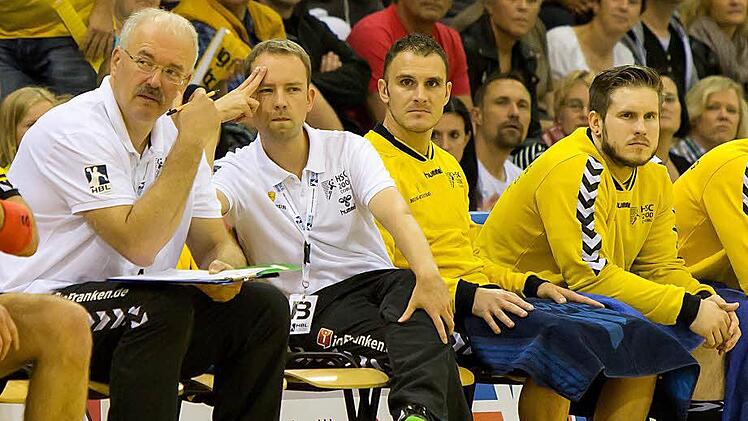 Was mag Jan Gorr in diesem Moment wohl durch den Kopf gegangen sein? Jedenfalls musste er am Samstagabend gemeinsam mit seinem Co-Trainer Anton Lakisa (links) mitansehen, wie dem VfL Bad Schwartau in der vorletzten Sekunde der Siegtreffer glückte. Sein Kapitän Ronny Göhl und der seit Wochen seiner Form hinterherlaufende Philipp Seitle (rechts) waren über den Spielverlauf ebenso enttäuscht. Fotos: Albert Höchstädter
