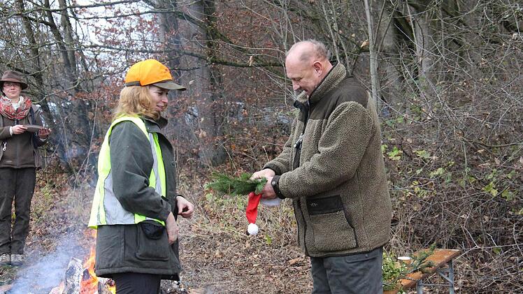 Die beiden erfolgreichen Schützinnen erhalten den symbolischen Bruch, hier Julia Günther.