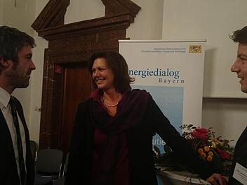 Jochen Vogel (links) und Sandro Kirchner beim Energiedialog im Gespräch mit Wirtschaftsministerin Ilse Aigner in München. Foto: privat