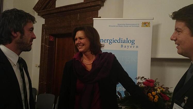 Jochen Vogel (links) und Sandro Kirchner beim Energiedialog im Gespräch mit Wirtschaftsministerin Ilse Aigner in München. Foto: privat