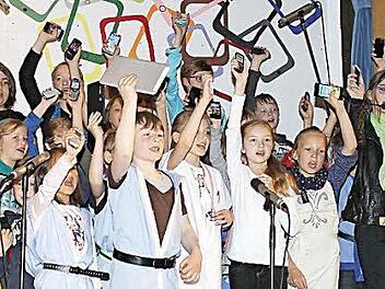 Gut ausgerüstet waren die Kinder des Singschulchors beim Lied "Schick mir ne SMS".