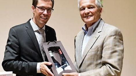 Der Vorsitzende des Freundeskreises der Evangelischen Akademie Tutzing, Bernd Matthes (rechts), bedankte sich beim Intendanten der Bamberger Symphoniker, Marcus Rudolf Axt, für seinen Vortrag im Martin-Luther-Haus. Foto: Stephan Herbert Fuchs