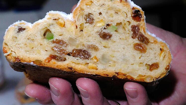 Saftig und angenehm im Biss muss der Stollen sein. Fotos: Gerd Schaar